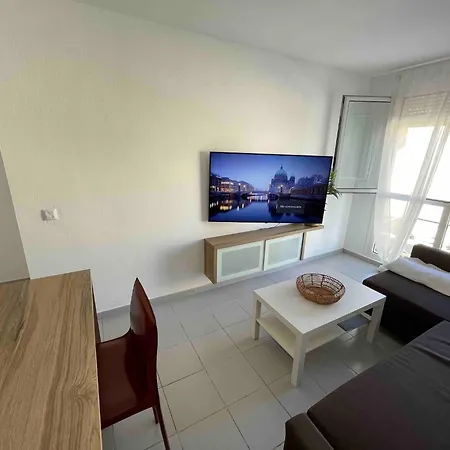 Carmenes 2 Apartment
